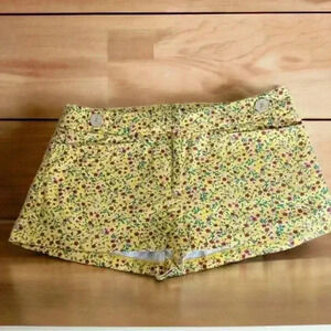 Pins and Needles Urban Outfitters Floral Shorts Size 4 with two buttons on front
